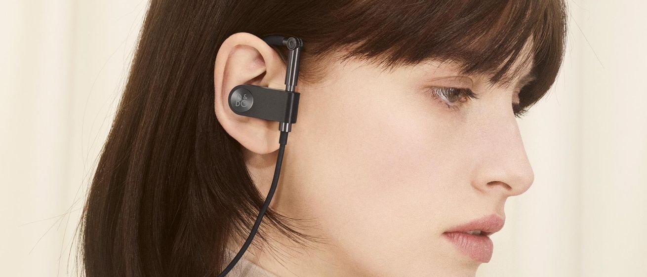Sluchátka Beoplay Earset Bluetooth háčky na uši USB-C