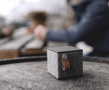 bezdrátový reproduktor Fresh’n Rebel Rockbox Cube Fabriq Edition audiokabel 3,5mm jack