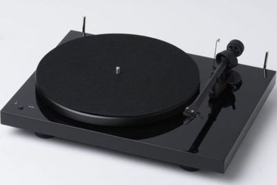 Debut III Record Master lemezjátszó beépített előerősítővel és nehezebb lemeztányérral rendelkezik, a simább lejátszás érdekében. 