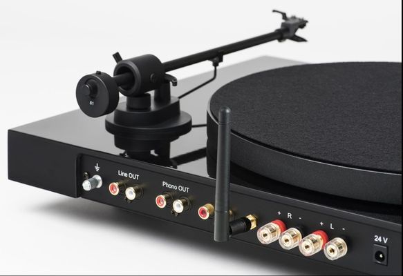 Gramofon Pro-Ject Juke Box E s analogovým a digitálním vstupem přednastavený