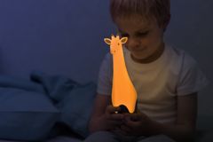ZAZU Žirafa GINA svítilna s nočním světlem šedá