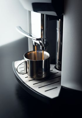 A Krups EA 9010 Barista választható hőmérséklettel, mennyiséggel, kávéőrlés finomságával