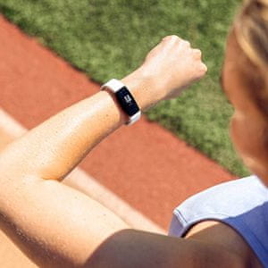 Fitnesz karpánt Fitbit Inspire HR vízálló, az akkumulátor hosszan kitart