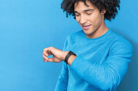 Fitnesz karpánt Fitbit Versa Lite méri az alvást, mozgást, szív aktivitást, mozgást, pulzust