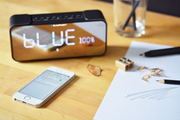 vezeték nélküli Bluetooth hangszóró és ébresztőórás rádió Blaupunkt bt16clock beépített újratölthető akkumulátor 8 órás üzemeléssel 2200mAh akkumulátor LED diódák microUSB kábel késleltetési funkció késleltetett ébresztés