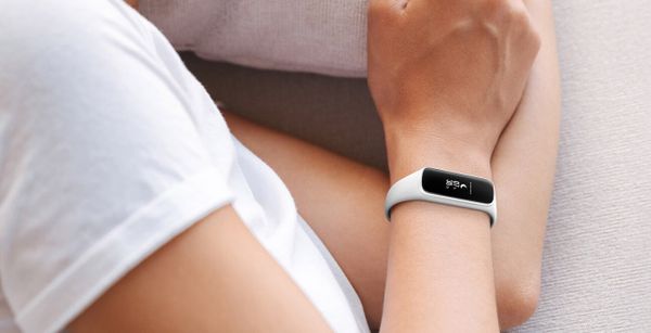 Fitness náramok Samsung Galaxy Fit e, analýza spánku, spánkové fázy, pohyby v spánku