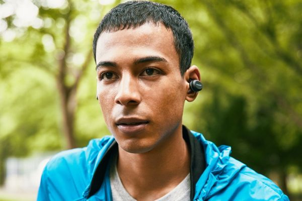 Sluchátka pioneer se-e8tw podpora hlasových asistentů siri a google assistant nabíjecí baterie výdrž 3 h 1 h na nabití nabíjecí pouzdro powerbank světelné led diody