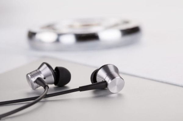 káblové slúchadlá 1more piston fit in ear headphones káblové pripojenie odolný kábel 3,5 mm jack pozlátený konektor vyvážený zvuk kábel s kevlarom 125 cm dĺžka váha iba 14 g handsfree