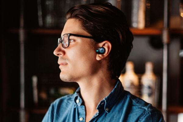 bezdrátová Bluetooth 4.2 sluchátka jbl tune120tws dosah 10 m bez kabelů jbl pure bass čistý zvuk silné basy nabíjecí powerbanka pouzdro 12 h siri google assistant hlasové služby ovládání na sluchátku