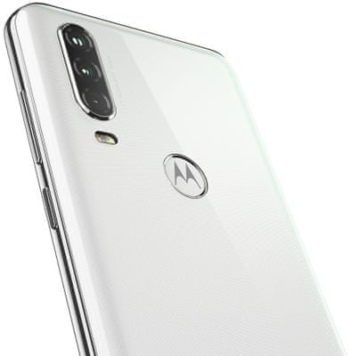 Motorola One Action, trojitý zadní fotoaparát, velké rozlišení, quad-pixel, dobré noční snímky, optická stabilizace obrazu