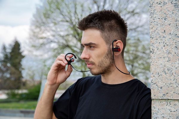 Stílusos vezeték nélküli fülhallgató, Buxton Rei-BT 200 Bluetooth 4.1, 10 m hatótáv, 8 órás ipx7 védelmi mikrofon, Qualcomm audio funkcióval, 11 mm váltó