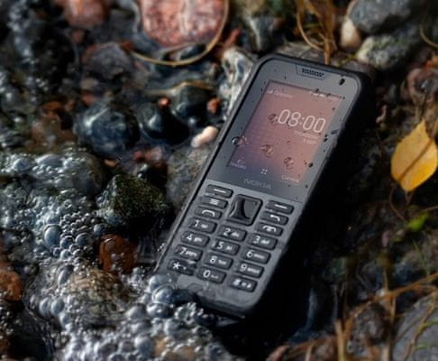 Nokia 800 Tough, odolný tlačítkový telefon, vojenský standard odolnosti, voděodolný, nárazuvzdorný, nerozbitný, protiskluzový, pogumovaný, odolný