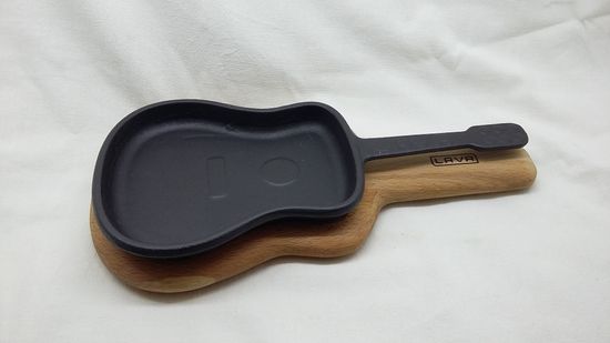 Lava Kytara - litinový talíř s dřevěným podstavcem