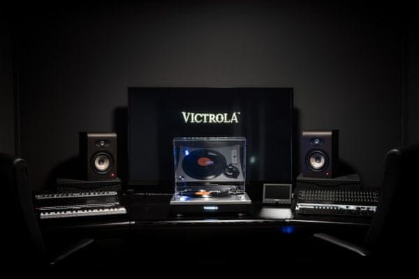 gramofon victrola pro series 2000 VPRO-2000 bluetooth dosah 10 m rca výstupy předzesilovač usb port digitalizace desek stroboskopický talíř protiprachový kryt řemínkový pohon