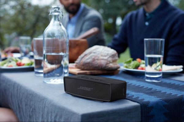 bosa SoundLink mini ii special edition Bluetooth reproduktor prenosný výkonný zvuk bohatý na basy handsfree mikrofón hlasové pokyny prístup k hlasovým asistentom batéria 12 h výdrž aux káblové škárovanie