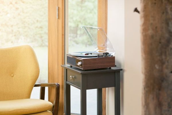 minimalistický gramofón Victrola VTA-67 design retro 3 rýchlosti otáčok 33 45 78 FM rádio tuner bluetooth RCA slúchadlový výstup