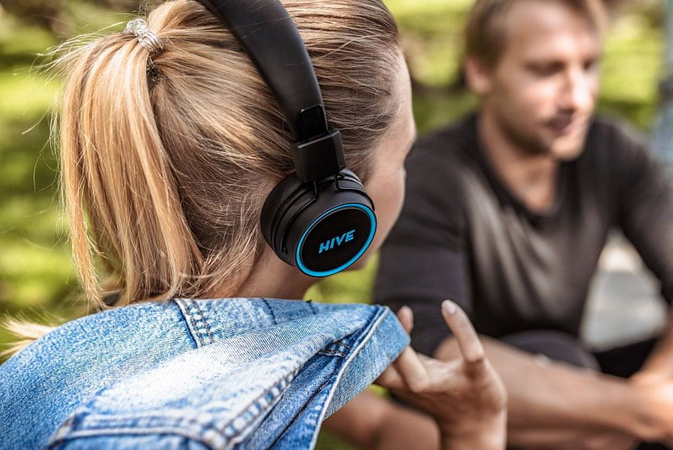 bluetooth přenosná sluchátka niceboy hive 2 joy extra zvuk maxxbass technologie výdrž 15 h baterie možnost připojení audio kabelu s 3,5mm jackem ultralehký design skládací konstrukce složitelná handsfree mikrofon ovládání na sluchátkách přes uši