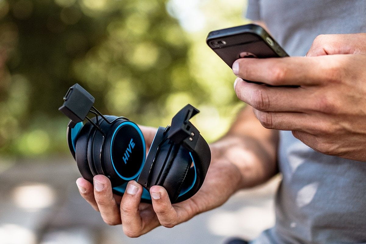 bluetooth přenosná sluchátka niceboy hive 2 joy extra zvuk maxxbass technologie výdrž 15 h baterie možnost připojení audio kabelu s 3,5mm jackem ultralehký design skládací konstrukce složitelná handsfree mikrofon ovládání na sluchátkách přes uši