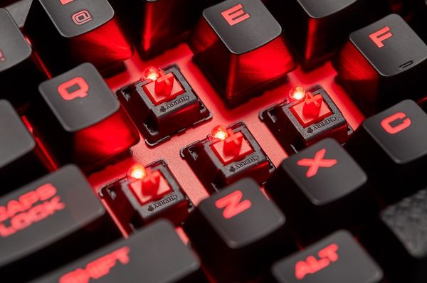 Herní mechanická klávesnice Corsair K63, Cherry MX Red, US, anti-ghosting, full-key rollover, multimediální klávesy