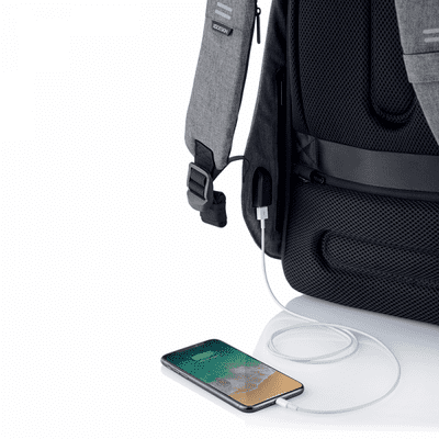 batoh XD Design Bezpečnostný batoh Bobby Hero XL, šedý (P705.712) skryté vrecká bezpečnostné vrecká RFID integrovaný kábel pre dobíjanie