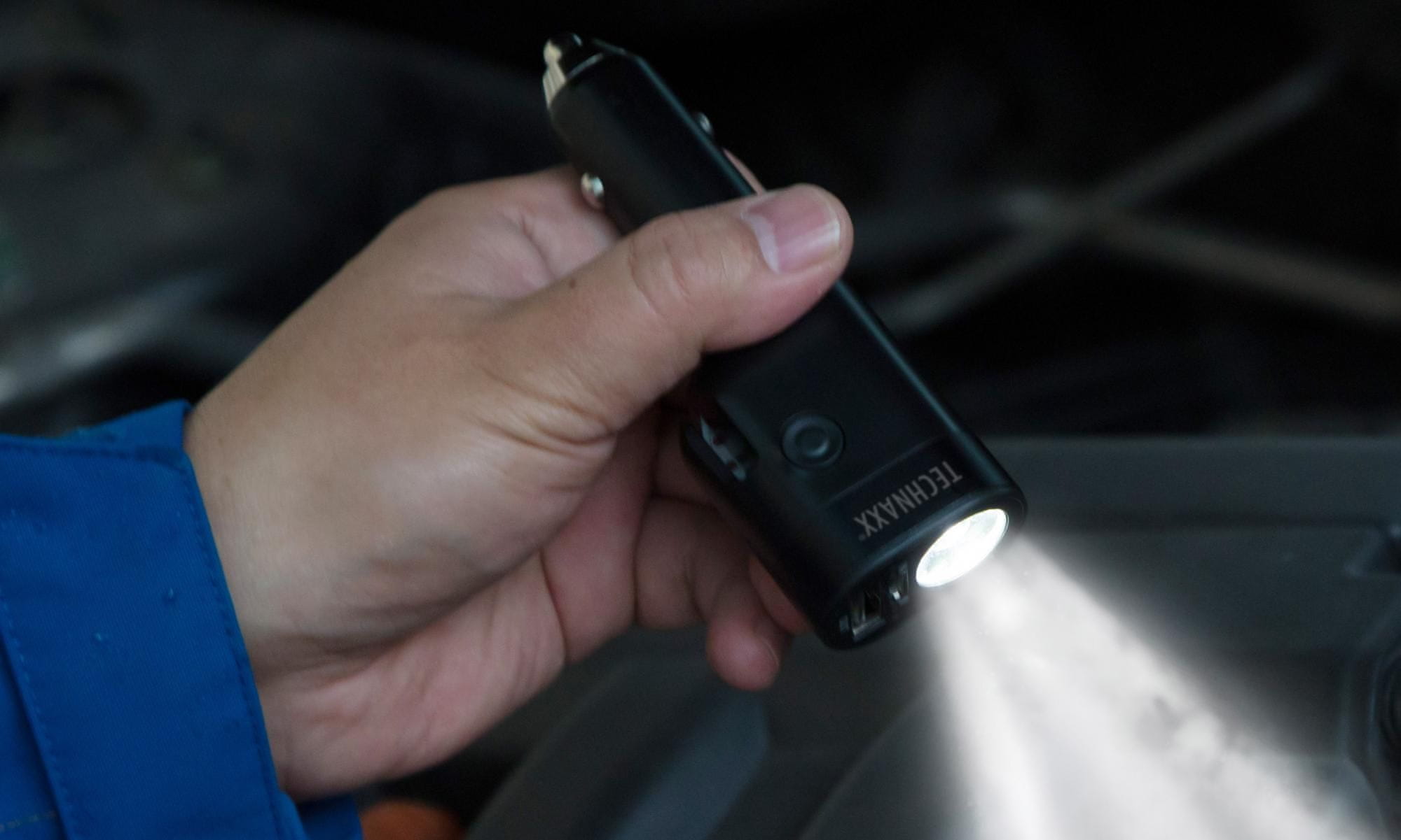  nabíječka do auta s bezpečnostní funkcí Technaxx 6v1 Safety Car Charger (4807) svítilna