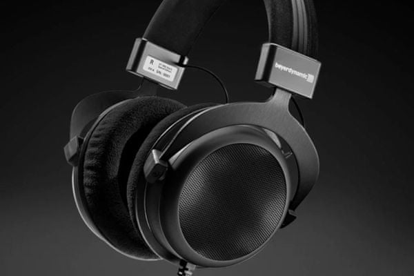 špičkové štúdiové slúchadlá beyerdynamic dt 880 black special edition 250 ohmov káblové pripojenie 3m audio kábel polootvorená konštrukcia vhodná pre mixovanie hudby vyrobená ručne v nemecku veľmi pohodlná mäkké polstrovanie analytická kvalita zvuku konštrukcia cez uši