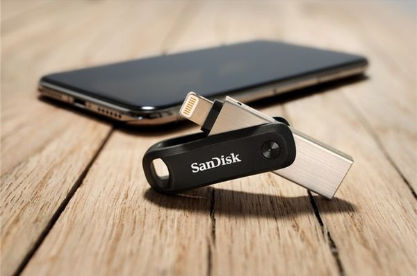 Fleška Sandisk iXpand Flash Drive Go USB 3.0 a Lightning, záloha fotografií Apple, iPhone, iPad, Mac