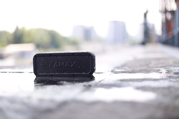 Zmogljiv prenosni Bluetooth zvočnik Lamax Storm1 moč 40 W Dodelanost Zvok IP67 zaščita pred vodo, vzdržljivost 15 ur NFC Prostorski zvok hall super bass usb-c slot USB-C Slot MicroSD kabel priključek 15 m