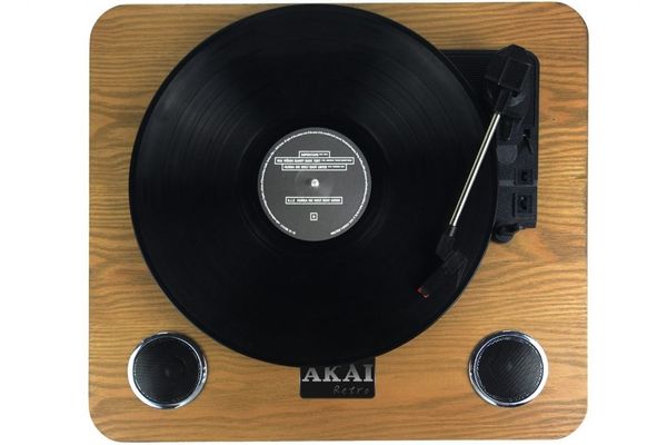 moderní retro Bluetooth gramofon akai att-09 3 rychlosti přehrávání desek 33 45 78 otáček za minutu rca výstupy vlastní reproduktory 1,2 w rovné raménko dřevěné tělo
