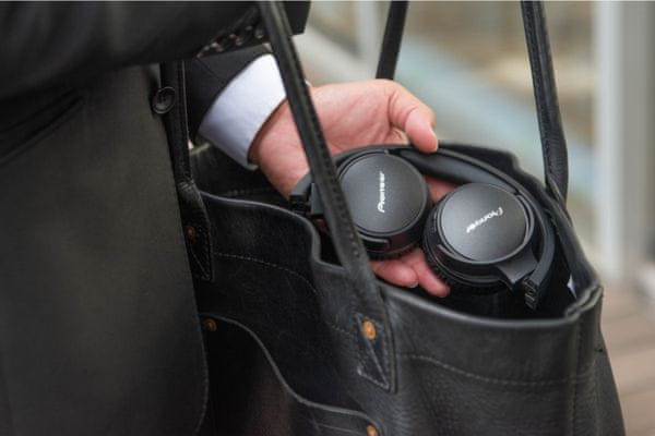 bezdrátová Bluetooth sluchátka pioneer se-s6bn drátová kabelová odpojitelný kabel 40mm měniče skvělý zvuk handsfree telefonování až 30h výdrž anc aktivní potlačení aktivních hluků skládací konstrukce hlasový asistent google nebo siri lehká