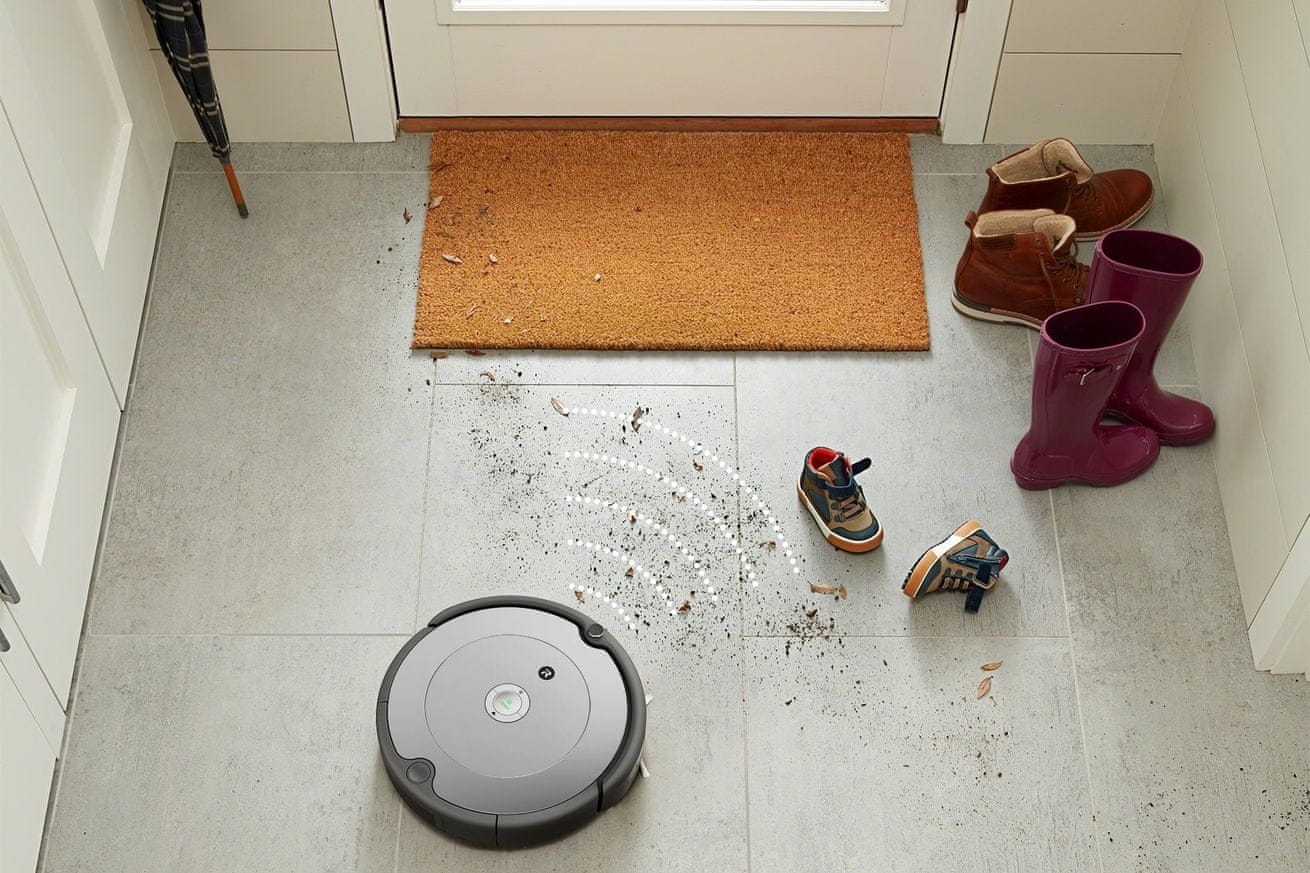 iRobot Roomba 698 automatické nabíjanie v nabíjacej stanici