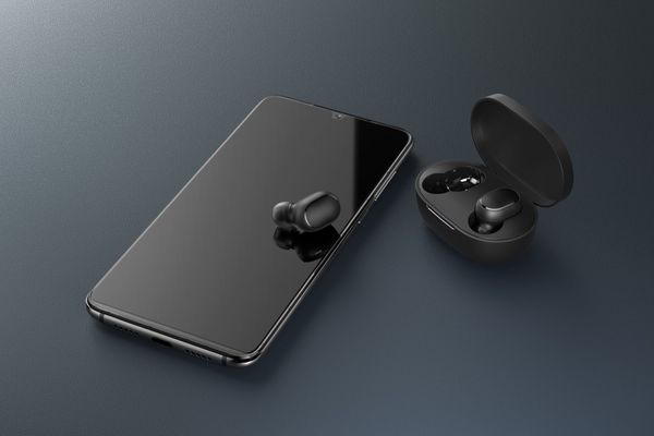 stylová bezdrátová sluchátka xiaomi mi true wireless Earbuds basic 2 Bluetooth rychlé připojení skvělý zvuk ovládací dotyková plocha mikrofon pro handsfree výdrž 4 h na nabití pouzdro pro 3 plná nabití sluchátek lehoulinká pohodlná v uších