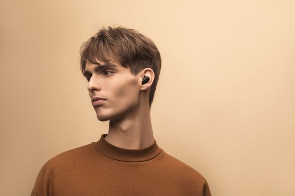 stylová bezdrátová sluchátka xiaomi mi true wireless Earbuds basic 2 Bluetooth rychlé připojení skvělý zvuk ovládací dotyková plocha mikrofon pro handsfree výdrž 4 h na nabití pouzdro pro 3 plná nabití sluchátek lehoulinká pohodlná v uších