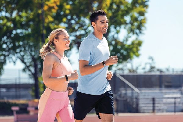 Fitnes zapestnica Fitbit Inspire 2, srčni utrip, minute v aktivnem območju srca, programi vadbe, športni trener, prejete in porabljene kalorije