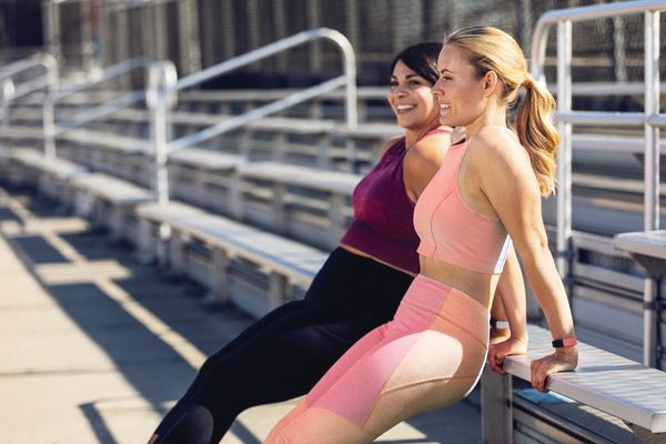 Fitnes zapestnica Fitbit Inspire 2, srčni utrip, minute v aktivnem območju srca, programi vadbe, športni trener, prejete in porabljene kalorije