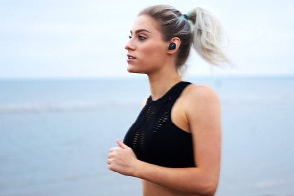 bezdrátová Bluetooth sluchátka do uší bose sport earbuds bezpečné a pohodlné uchycení v uších čistý a vyvážený zvuk prémiové měniče aktivní ekvalizér automatické zvyšování hloubek a výšek při jakékoliv hlasitosti stayhear tipy do uší ipx4 certifikace odolná vodě a potu handsfree mikrofon touchpad na každém sluchátku Bluetooth s dosahem 9 m nastavení pomocí mobilní aplikace podpora hlasového asistenta nabíjecí pouzdro pro dalších 10 h provozu výdrž 5 h 15minutové rychlonabíjení