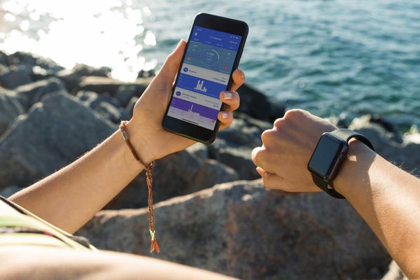 chytré smart hodinky carneo gear plus cube výdrž 5 dní 6 sportů krokoměr ujitá vzdálenost spálené kalorie notifikace identifikace volajícího tepová frekvence okysličení krve měření tlaku Bluetooth připojení aplikace carneo fit