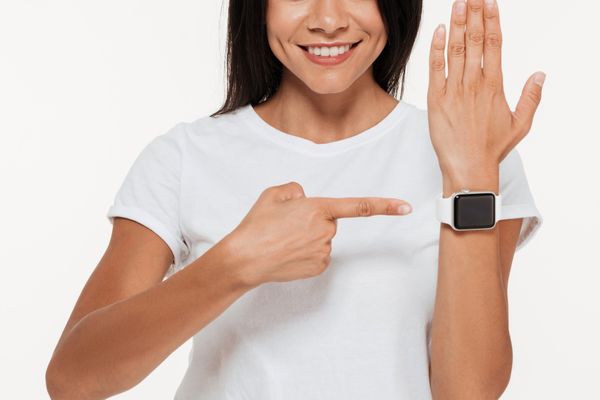 chytré smart hodinky carneo gear plus cube výdrž 5 dní 6 športov krokomer spravená vzdialenosť spálené kalórie notifikácia identifikácie volajúceho tepová frekvencia okysličenie krvi meranie tlaku Bluetooth pripojenie aplikácie Carneo fit