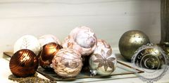 Decor By Glassor Vánoční koule perleťová s květinou