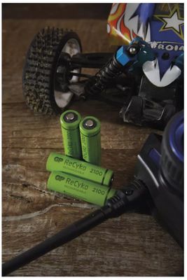 GP Everyday B421 polnilec baterij + GP ReCyko 2700 polnilne baterije, 4 × AA