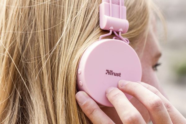 Bluetooth fejhallgatók megbízható hangok 40 mm-es átalakító, még kábellel is csatlakoztatható, kis súlyú, csak 130 g sbc kodek kialakítás a füleken zárt beépített kezelőszervek a héj hangsegédjén a mobil kihangosító mikrofonban összecsukható kialakítás élettartama akár 25 óra műbőr fülbevaló
