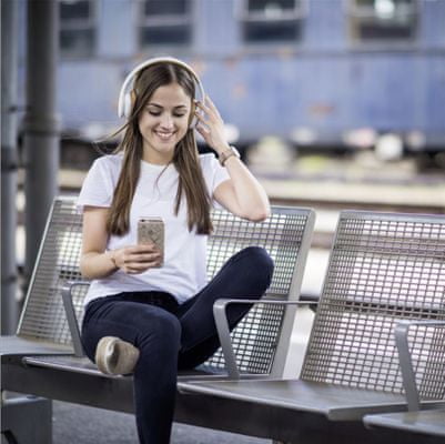 moderné slúchadlá Bluetooth bezdrôtová hama touch podpora hlasového ovládania google assistant a apple siri ovládacie dotychová plocha kvalitné meniče vyladený zvuk výdrž 22 h na nabitie možnosť pripojenia slúchadiel klasickým audio káblom polstrovaná koženkový povrch skladacia konštrukcia