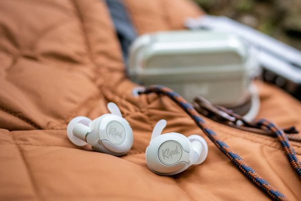 Bluetooth sluchátka ze speciální mclaren edice klipsch t5 ii true wireless sport mclaren nabíjecí 360mah pouzdro 4 mikrofony podpora hlasových asistentů ip67 odolnost vodě i potu transparency režim špičkový zvuk