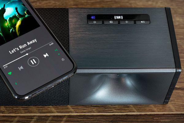 Bluetooth bezdrôtový moderný soundbar klipsch cinema 600 výkon 600 w externý bezdrôtový subwoofer diaľkové ovládanie dolby audio priestorový zvuk jednoduché sprevádzkovanie hdmi digitálny optický vstup aux in