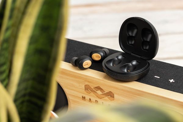 moderní sluchátka Bluetooth bezdrátová marley champion tws mikrofon rychlé usb-c nabíjení pouzdra nabíjecí 500mah pouzdro celkem 28 h provozu sluchátek bezpečné a pohodlná nošení sluchátka z přírodního bambusu a regrind silikonu z udržitelných materiálů
