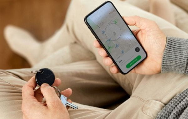 Chipolo ONE – Bluetooth lokátor černá malý barevný přívěšek prozvonění předmětu aplikace dosah 60 m ochrana lokalizace klíče stylový vzhled smartphone anonymní signál vyhledání telefonu tichý režim