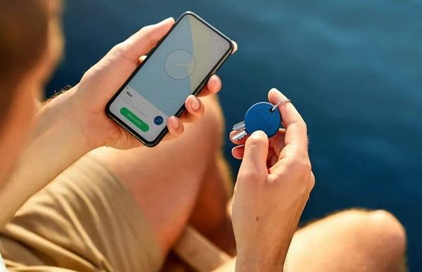 Chipolo ONE Ocean Edition – Bluetooth lokátor modrá výroba z rybářských sítí podpora z nákupu nezisková organizace Oceanic Global recyklace plastu malý barevný přívěšek prozvonění předmětu aplikace dosah 60 m ochrana lokalizace klíče stylový vzhled smartphone anonymní signál vyhledání telefonu tichý režim