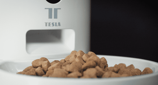 Tesla Smart Feeder šikovný dávkovač suchého kŕmenia granule mačka pes ovládanie kŕmenie na diaľku mobilné aplikácie záložnej batérie tlačidlo Feed manuálny vydanie porcie pestúnka biela farba záložný zdroj energie plánovaní kŕmenie čas porcie
