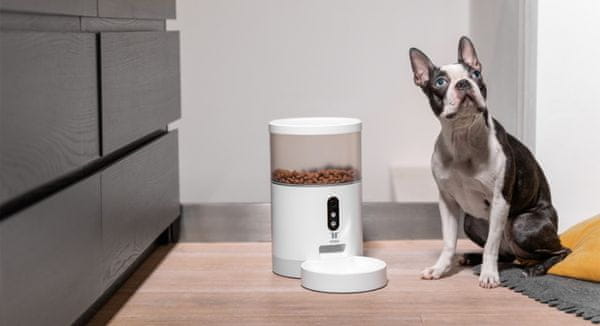 Tesla Smart Feeder Camera HD kamera noční vidění chytrý dávkovač suchého krmení granule kočka pes ovládání krmení na dálku mobilní aplikace záložní baterie tlačítko Feed manuální vydání porce chůvička bílá barva záložní zdroj energie plánovaní krmení čas porce