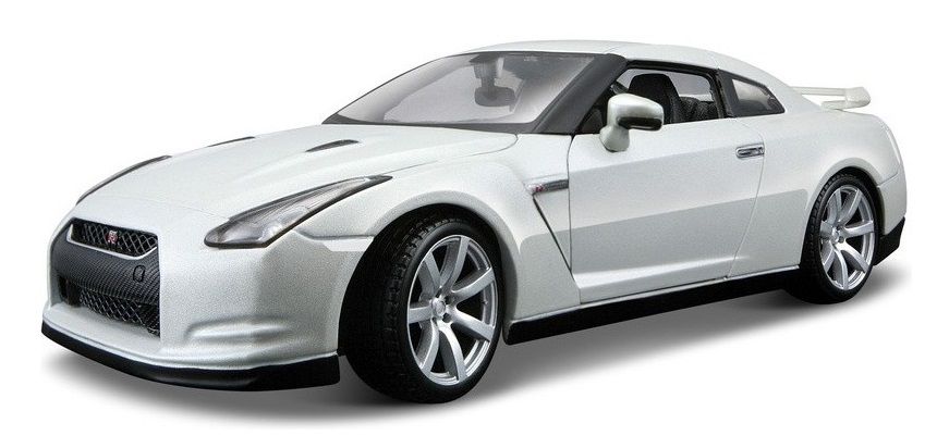 BBurago 1:18 2009 Nissan GT-R Pearl White